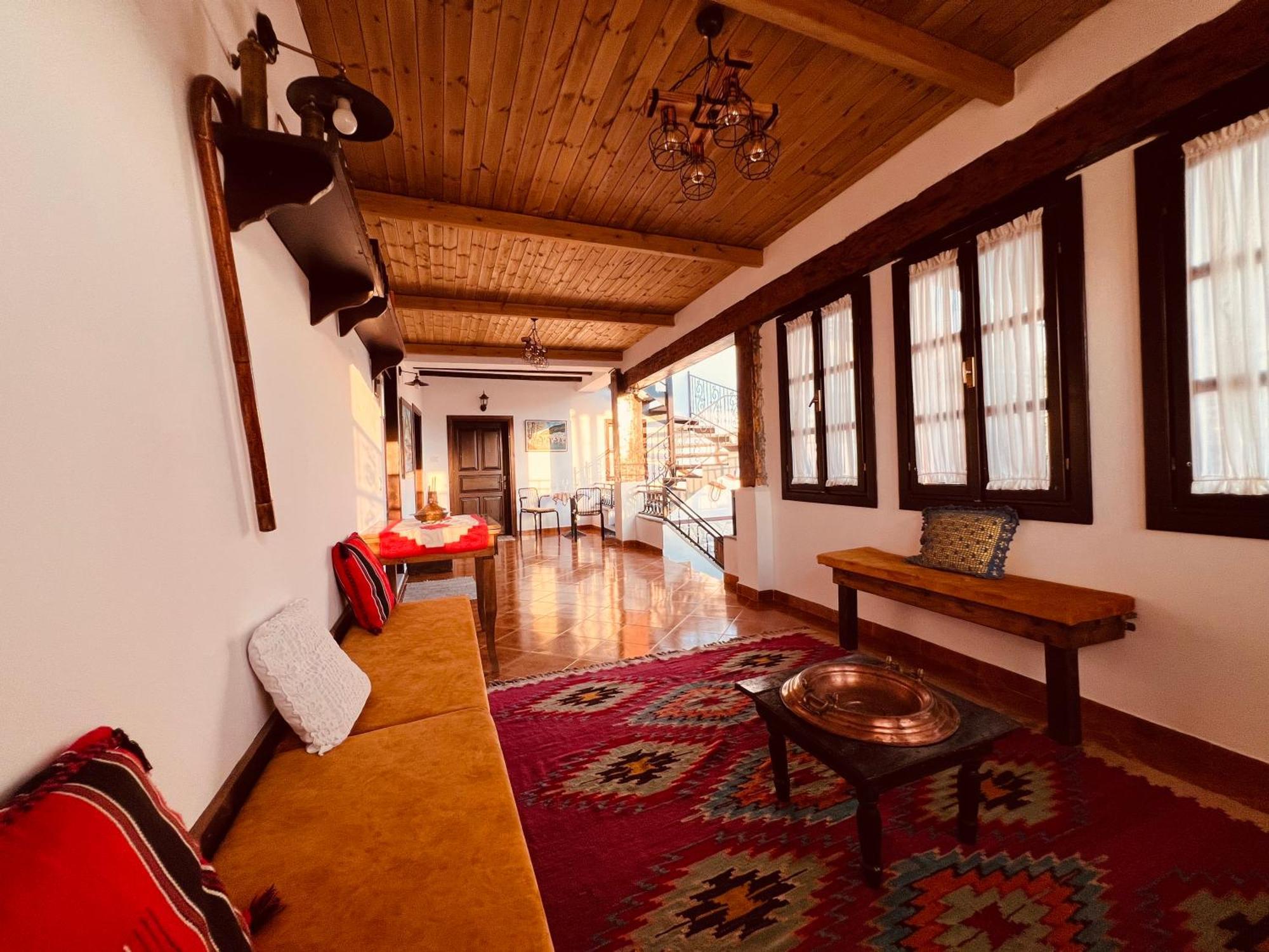 Kris Guesthouse Berat Exterior photo