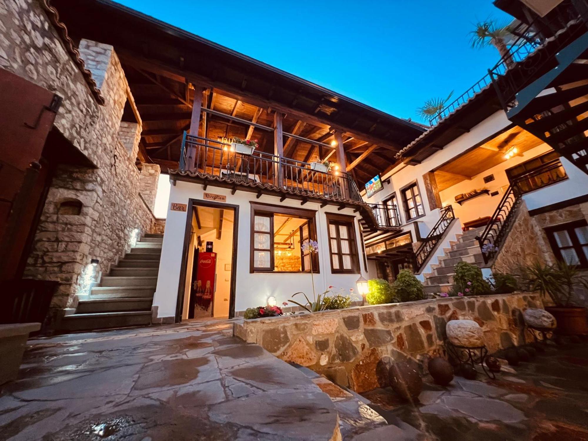 Kris Guesthouse Berat Exterior photo